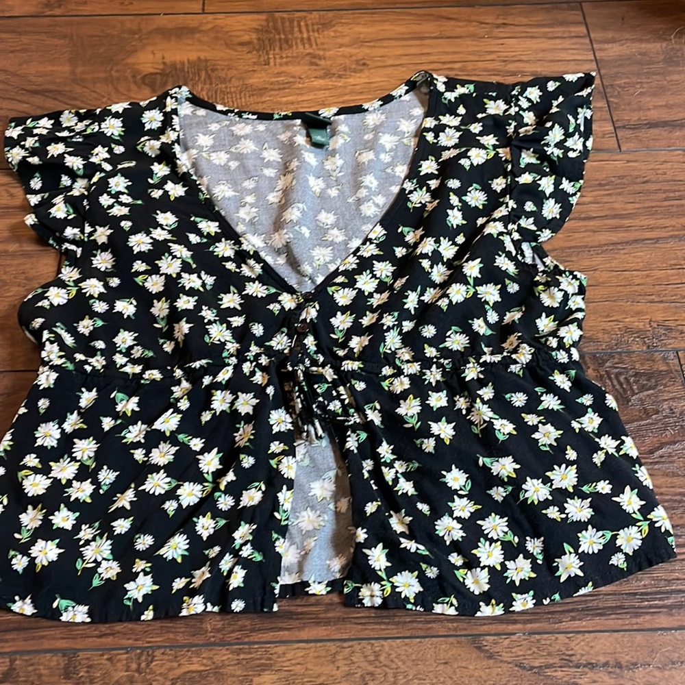 Wild Fable daisy print crop top